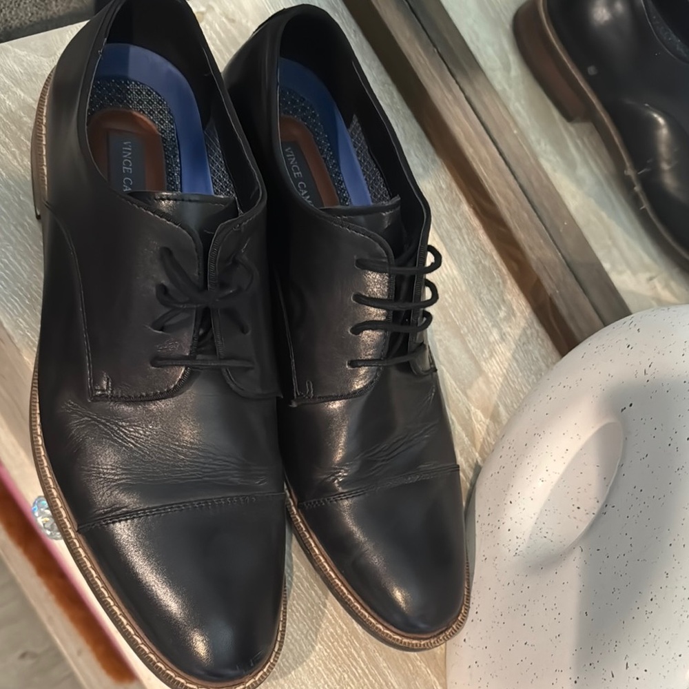 Vince‎ Camuto Black Leather Oxfords with Cap Toe - Picture 3 of 7
